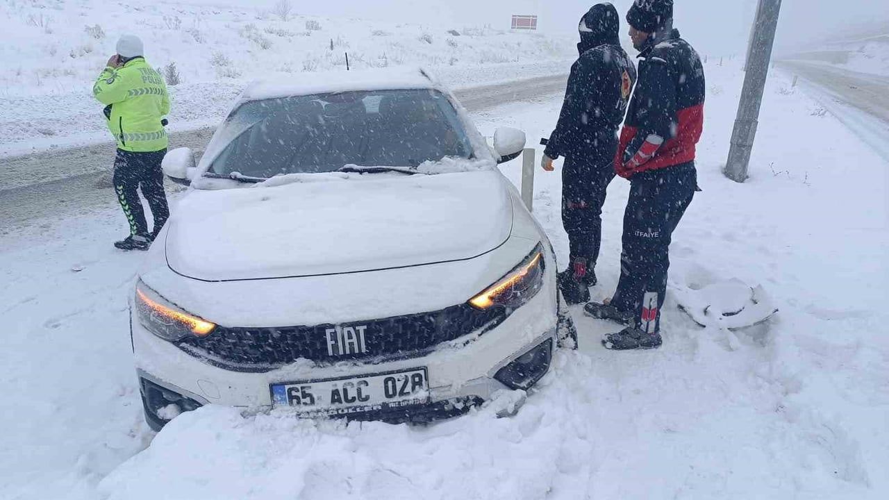Erciş’te otomobilin kaldırıma çarpması sonucu 1 kişi yaralandı