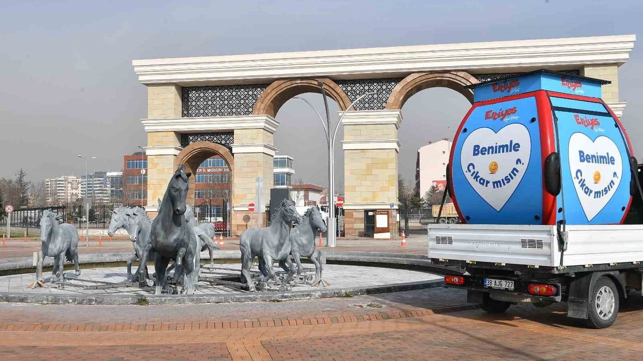 Erciyes A.Ş.'den 'Benimle Çıkar mısın?' yazılı gondol ile şehir içi tanıtım hamlesi