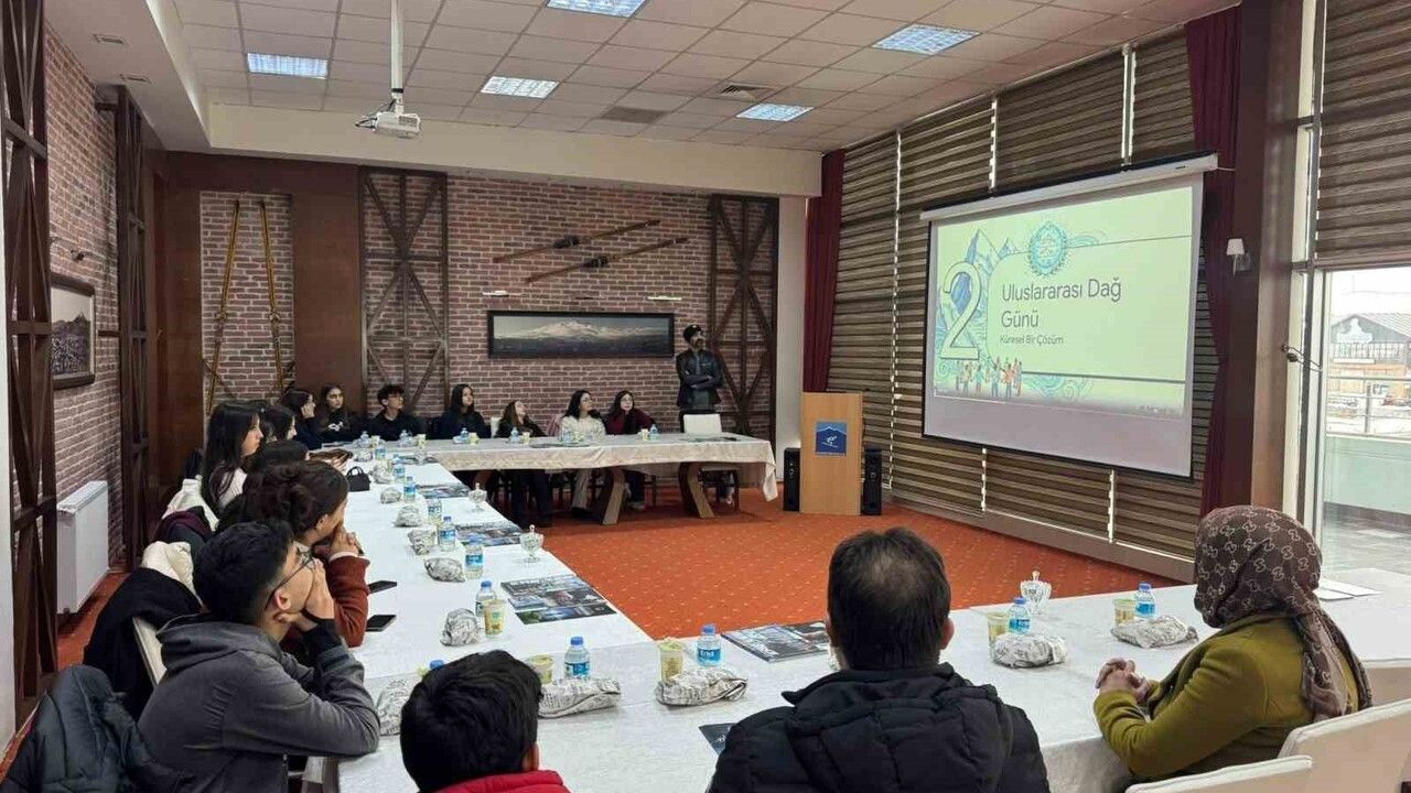 Erciyes'in zirvesinde öğrenciler için 'Uluslararası Dağlar Günü' etkinliği