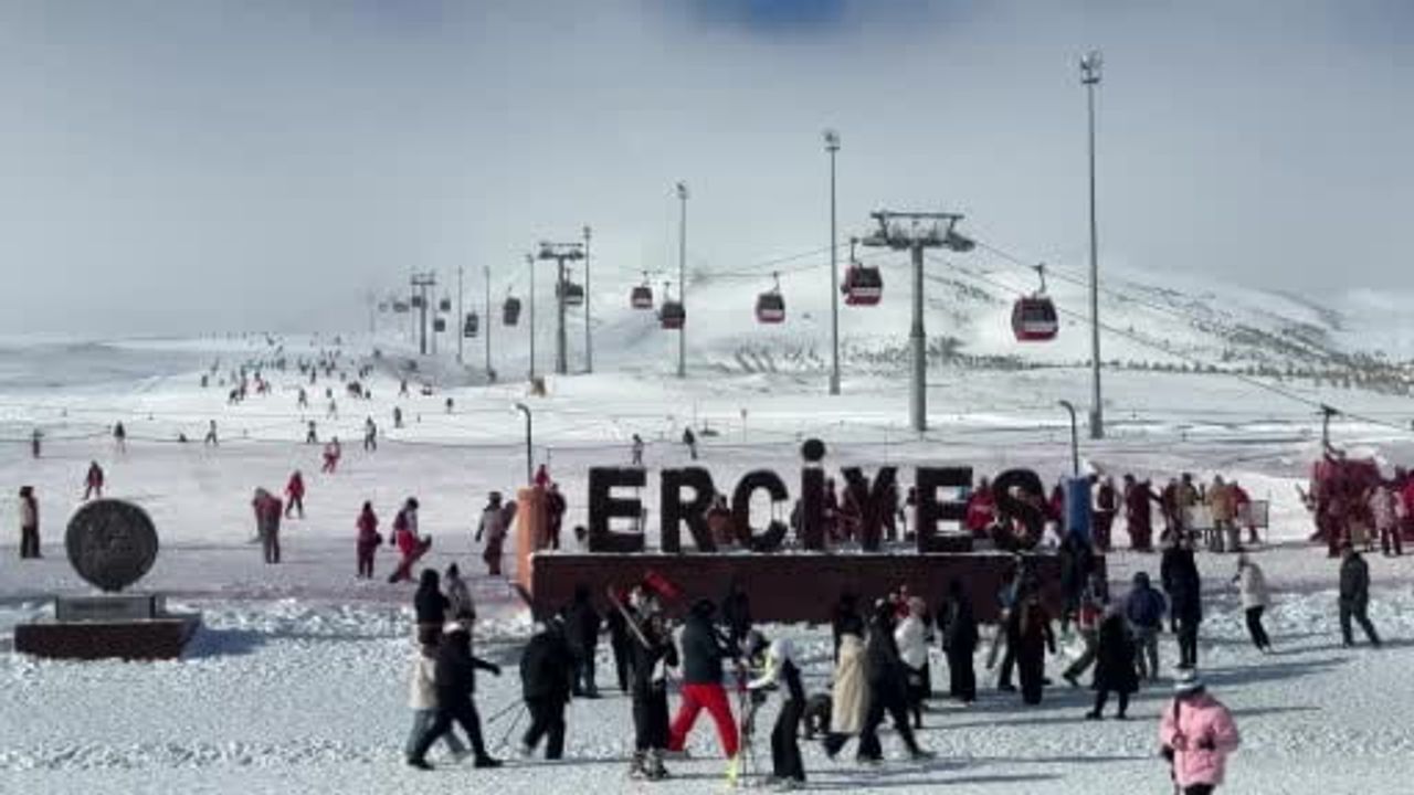 Erciyes’te Hafta Sonu Pistleri Binlerce Kayakseverle Doldu