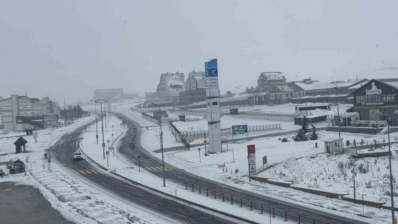 Erciyes'te Kar Yağışı: Kayak Sezonu Öncesi Doğal Kar ve Suni Karlama Umut Veriyor