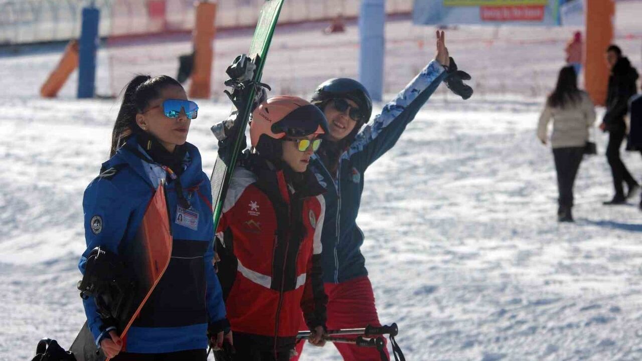 Erciyes'te kayak sezonu açıldı, kayakseverler pistlere akın etti