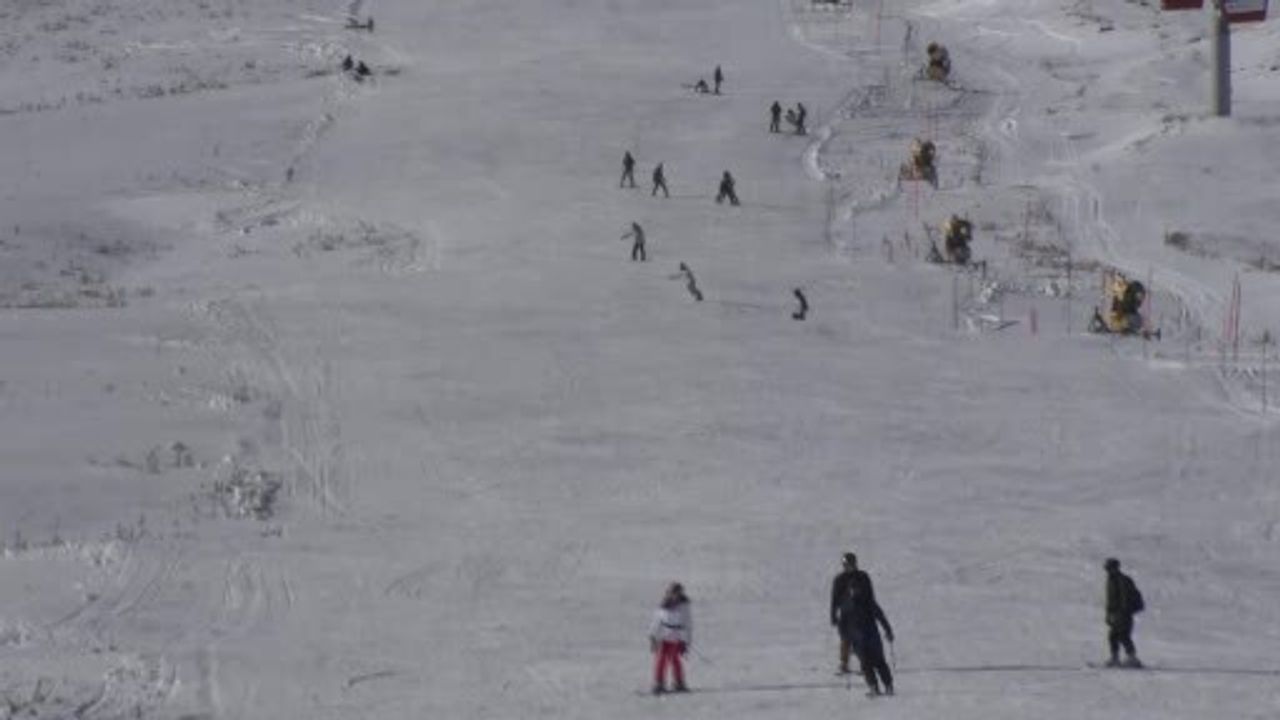 Erciyes'te kayak sezonu açıldı: Kayakseverler pistlere akın etti