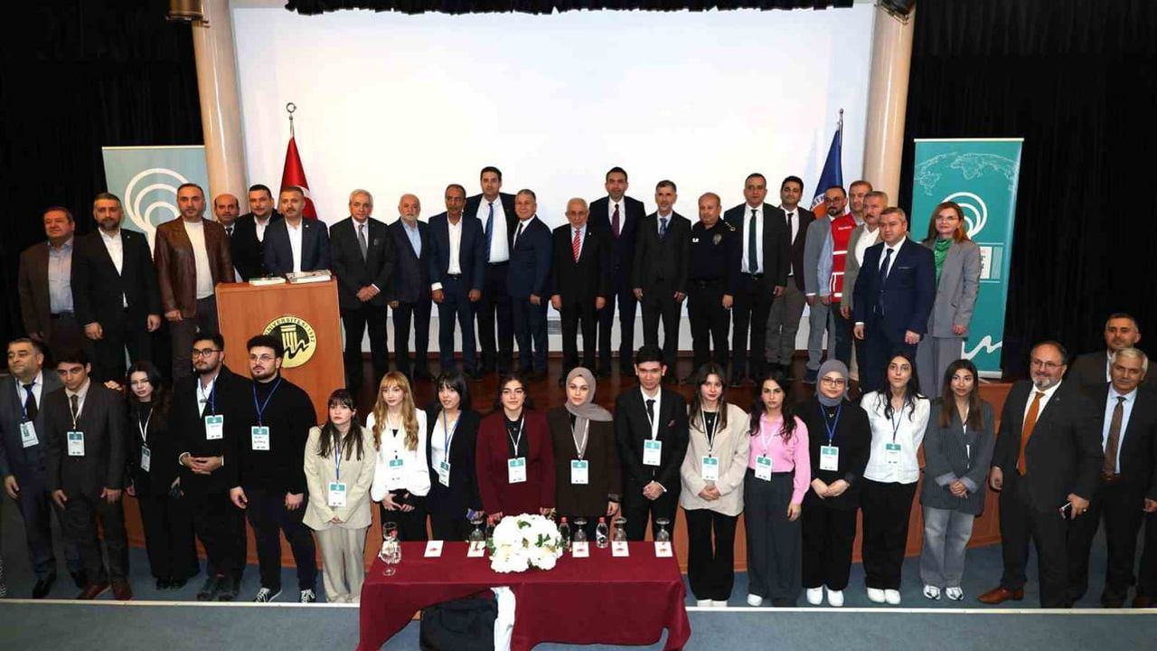 Erdem: Dil savunması, vatan savunmasıdır — 'Dilimiz Kimliğimizdir' konferansı Mersin'de