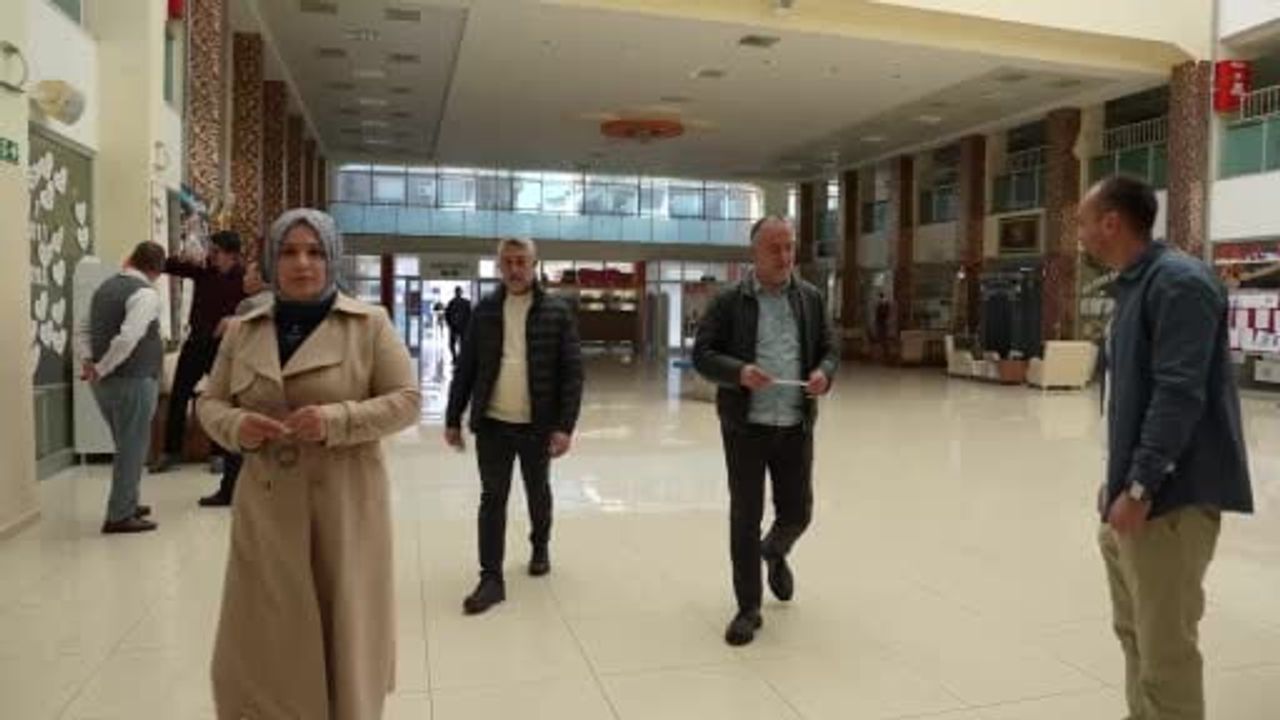 Erdemli'de 'Okuyan Aile, Güçlü Gelecek' projesiyle veliler Doğan Cüceloğlu kitabından sınava girdi