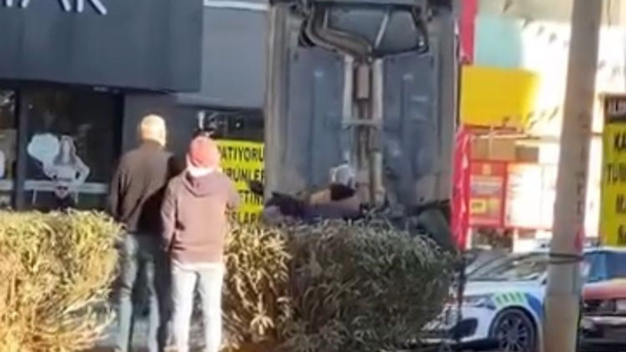 Erdemli'de Refüje Çarpan Otomobil Takla Attı; Kaza Anı Kamerada