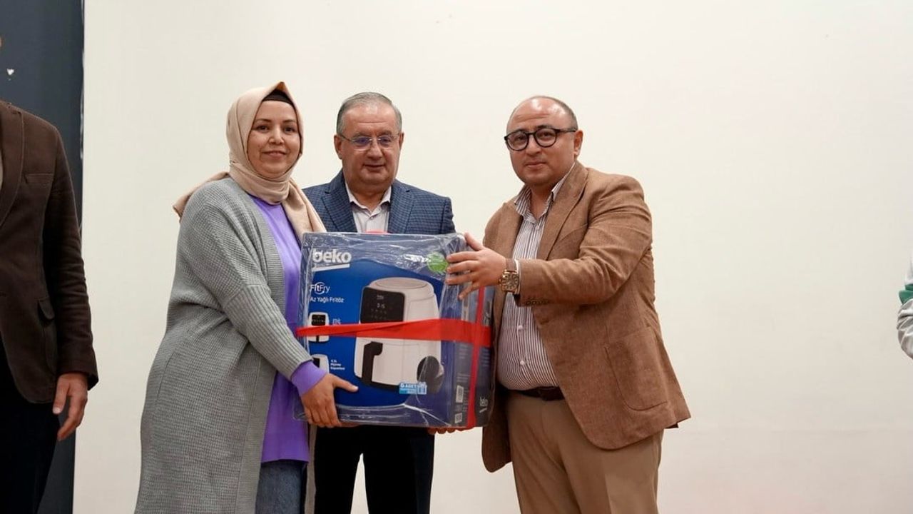 Erdemli'de veliler 'Okuyan Aile, Güçlü Gelecek' projesiyle Doğan Cüceloğlu kitabından sınava girdi