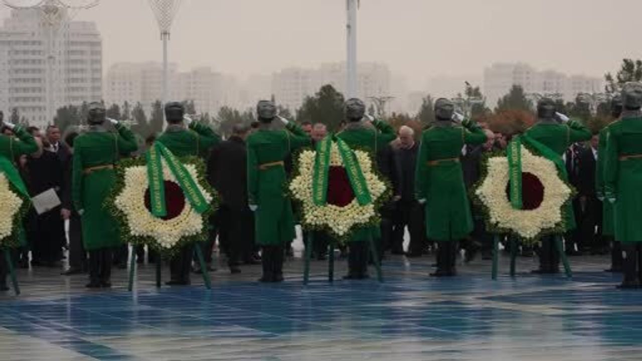 Erdoğan Aşkabat’ta Tarafsızlık Anıtı’na çelenk koyma törenine katıldı