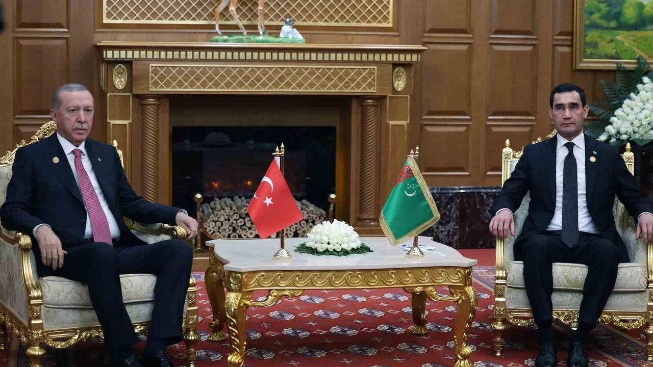 Erdoğan, Aşkabat'ta Türkmenistan Devlet Başkanı Serdar Berdimuhamedov ile Görüştü