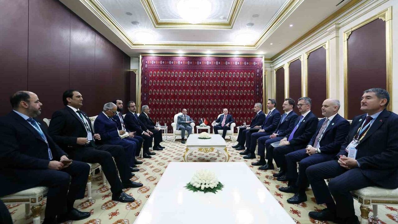 Erdoğan, Pakistan Başbakanı Şahbaz Şerif ile Aşkabat'ta görüştü