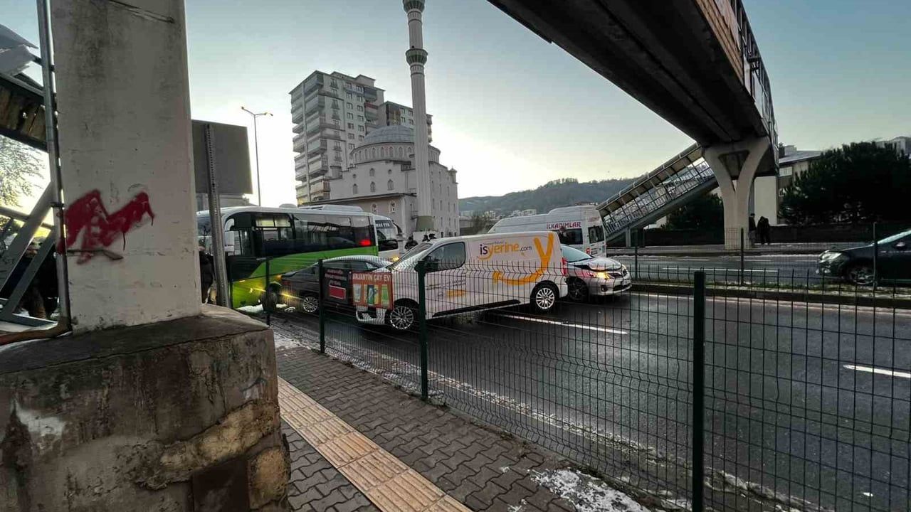Ereğli'de Buzlanma Zincirleme Trafik Kazasına Yol Açtı: Yaralanma Yok