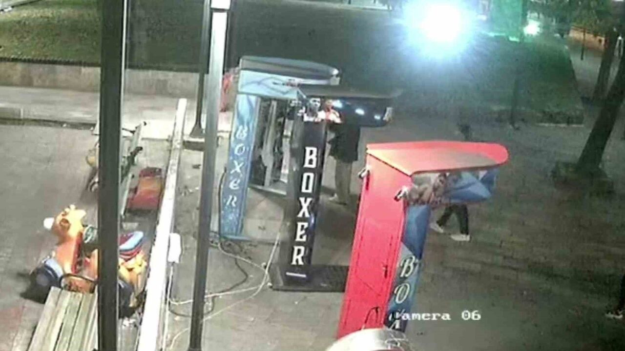 Ereğli'de çocuklar büfenin kilidini açıp enerji içeceği aldı; işletmeci uyardı