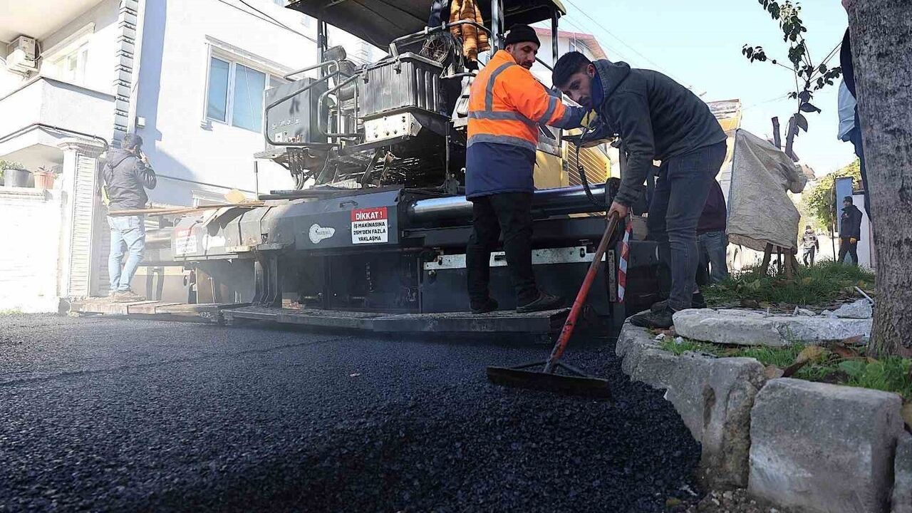 Erenler'de Bağlar ve Erenler Merkez'de sıcak asfalt serimi sürüyor