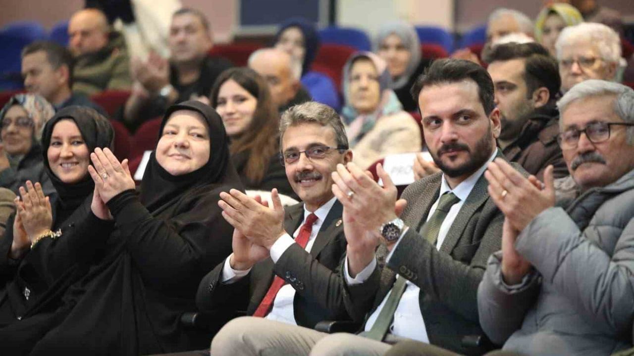 Erenler'de 'Hikayeli Türküler Konseri'ne Vatandaşlardan İlgi