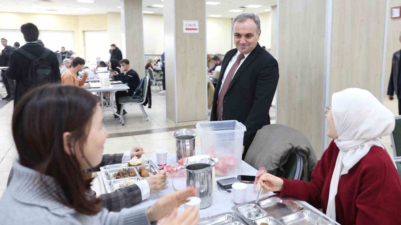 ERÜ Rektörü Prof. Dr. Fatih Altun öğrenci yemekhanesinde öğrencilerle bir araya geldi