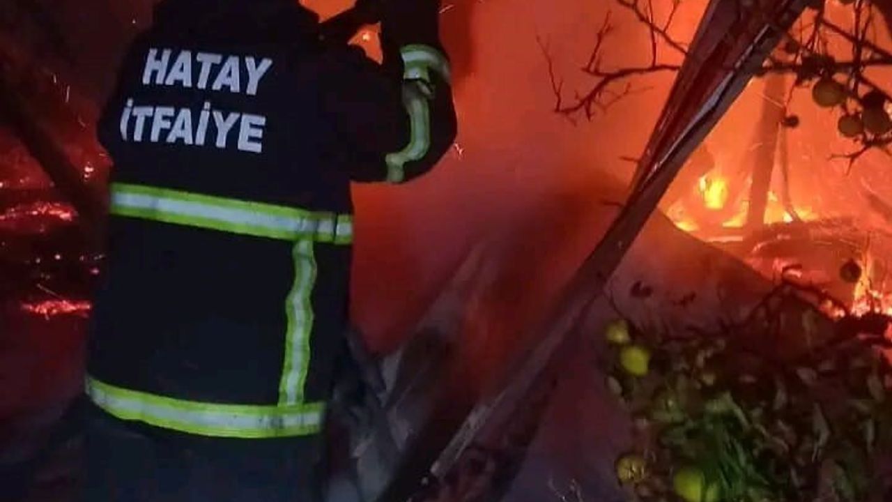 Erzin’de baraka yangını itfaiye ekiplerince söndürüldü