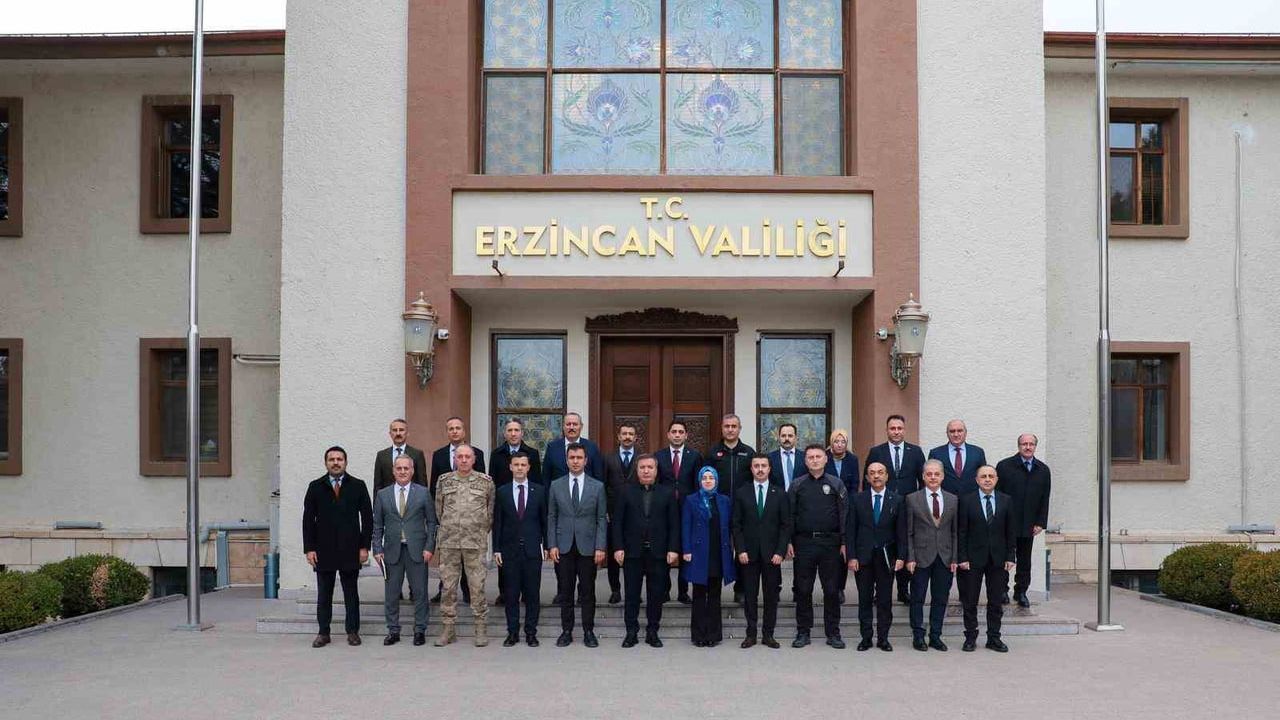 Erzincan'da 29. Birim Amirleri Toplantısı: Vali Aydoğdu'dan Kış Tedbirleri ve Hizmet Hızlandırma Talimatı