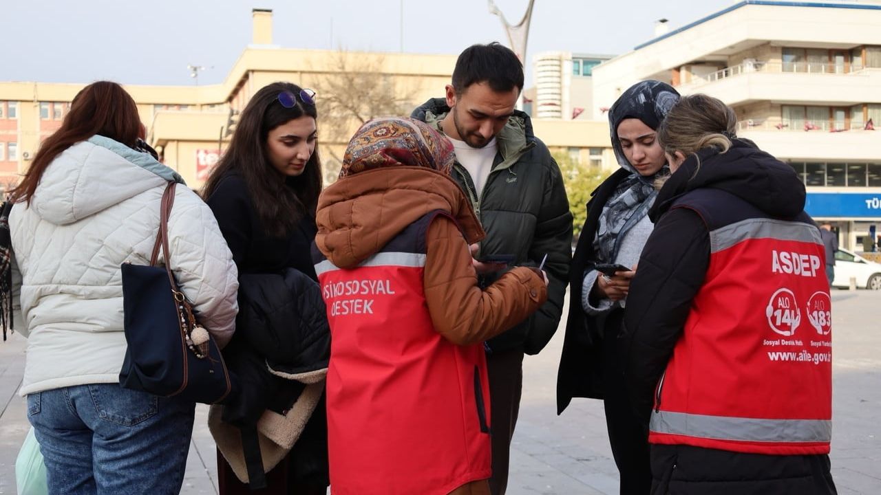 Erzincan'da 'Dijital Dünyada Çocuk Hakları Sözleşmesi' için İmza Kampanyası İlgi Gördü