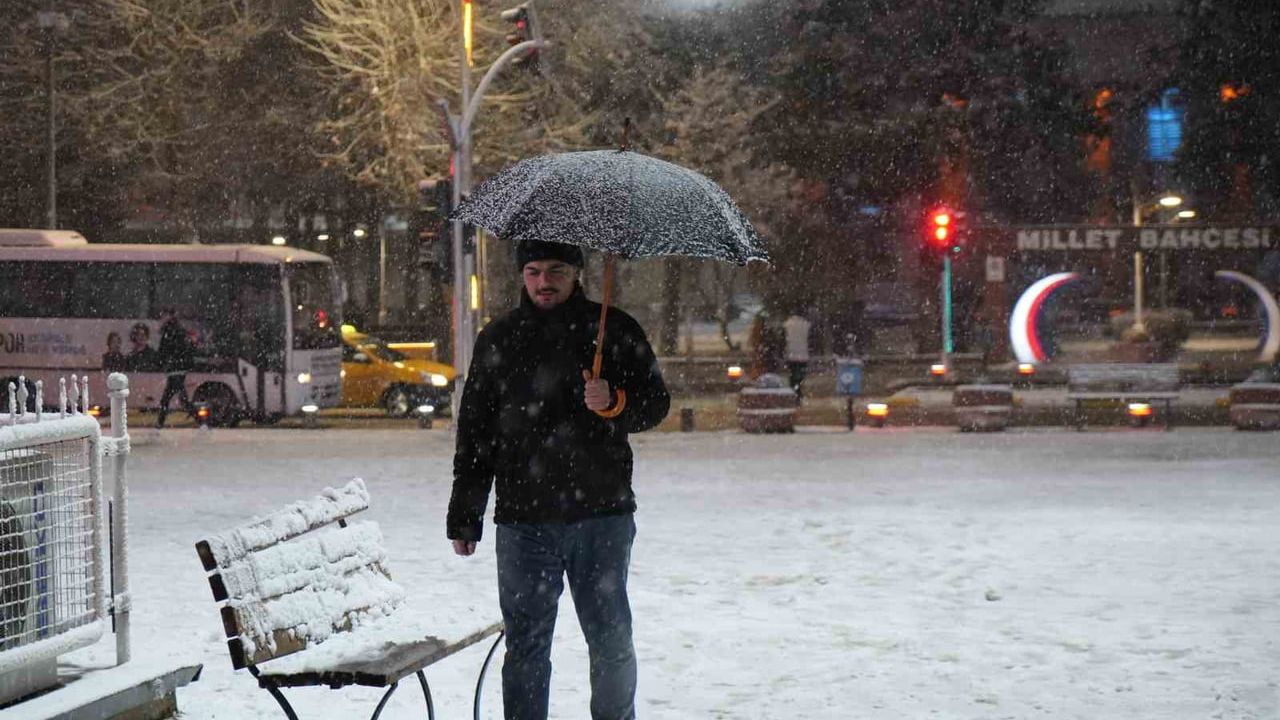 Erzincan'da Gece Başlayan Kar Yağışı Şehir Merkezini Beyaza Bürüdü