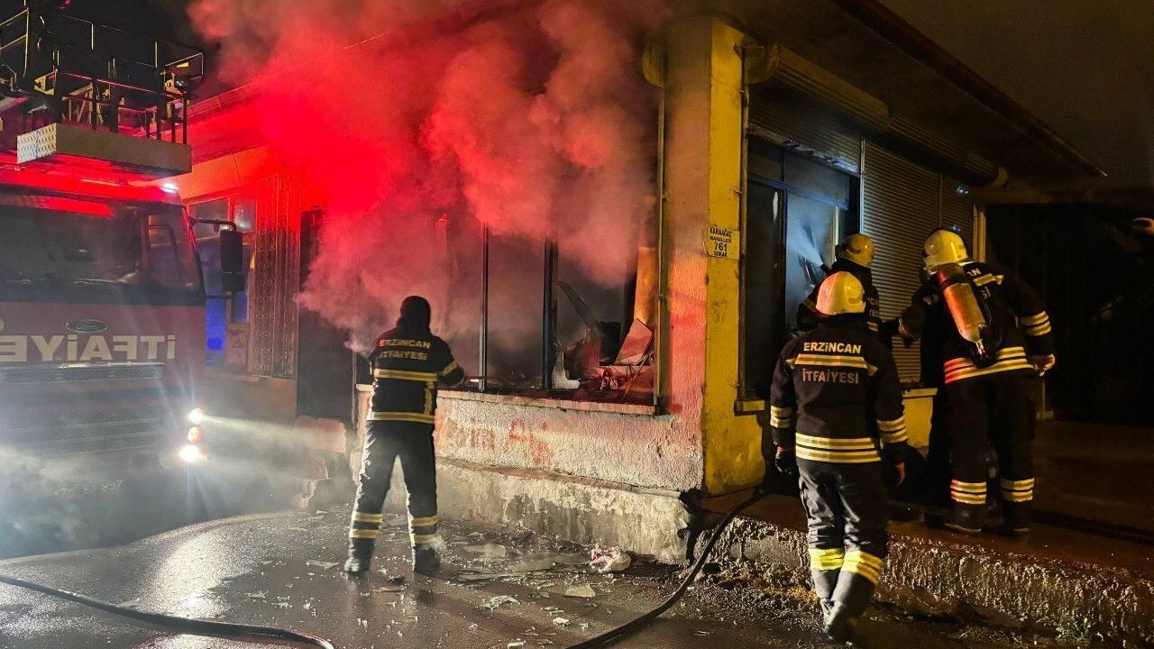 Erzincan'da gece iş yeri yangını: Kepenk ve camlar kırılarak müdahale edildi