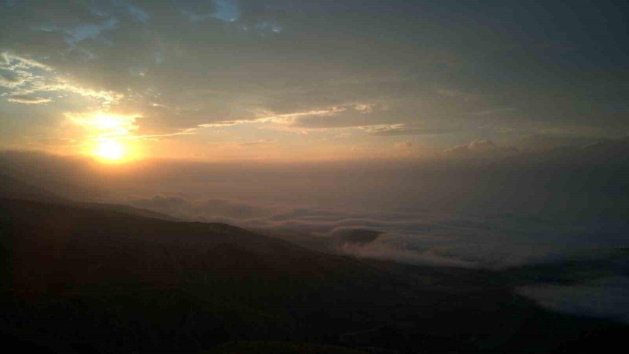 Erzincan'da Gün Doğumunda Yoğun Sis: Keşiş Dağı'ndan Kartpostallık Manzaralar