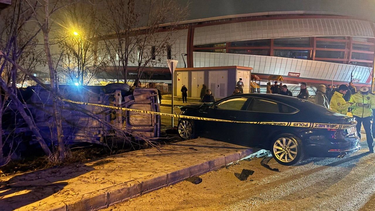 Erzincan'da iki otomobil çarpıştı: 5 kişi yaralandı