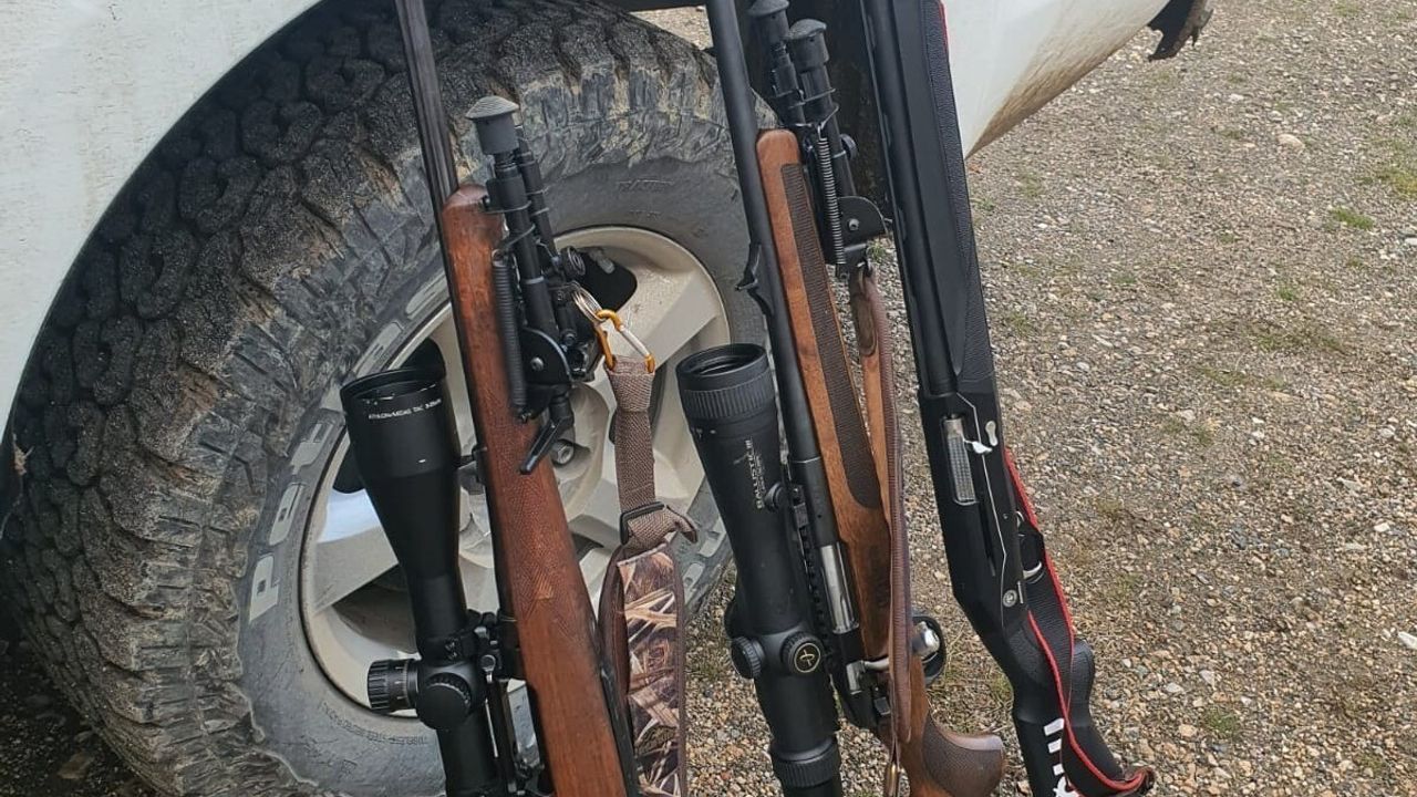 Erzincan'da kaçak avcılık operasyonu: Vurulmuş yaban keçisi ve 3 tüfek ele geçirildi, iki kişiye 970 bin 827 TL ceza