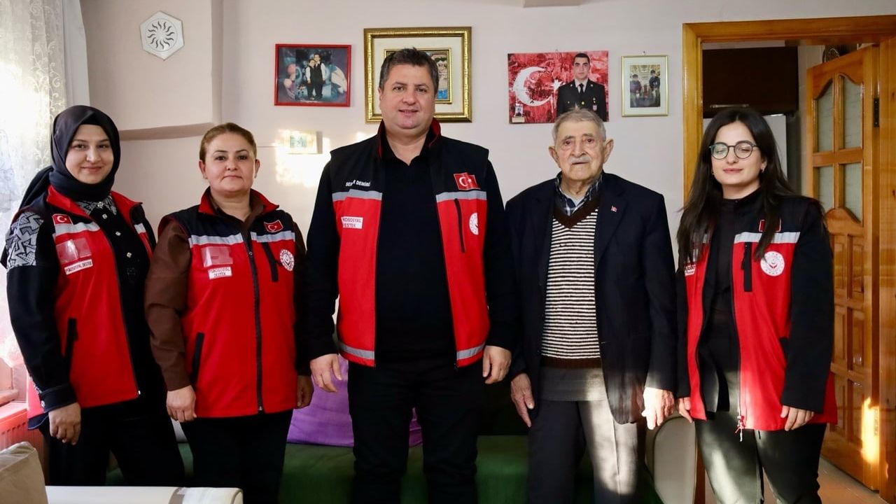 Erzincan'da 'Kahve Bahane' projesi kapsamında 67 yıllık Can ailesinin evlilik tecrübeleri paylaşıldı