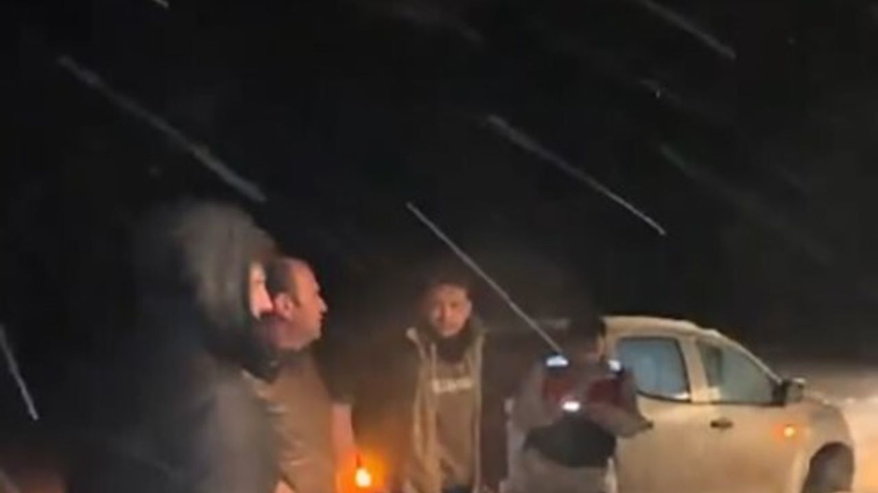 Erzincan'da Kapanan Dağ Yolunda Mahsur Kalan 4 Kişi 3 Saatlik Çalışmayla Kurtarıldı