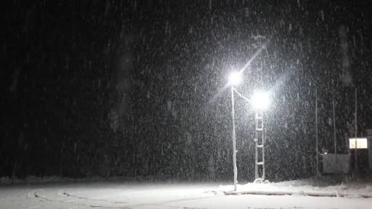 Erzincan'da kar ve tipi nedeniyle Sakaltutan, Kızıldağ ve Ahmediye geçitleri ulaşıma kapandı