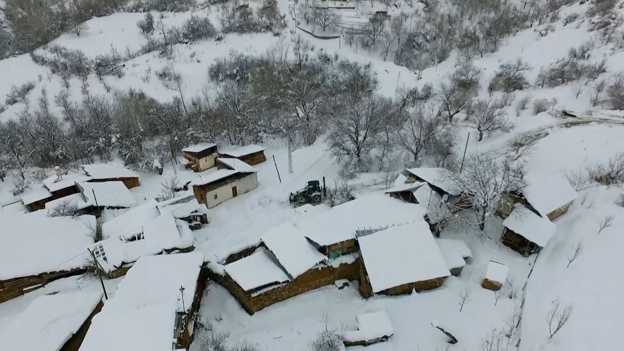 Erzincan'da kar ve tipi ulaşımı aksattı: 12 köy yolu kapandı