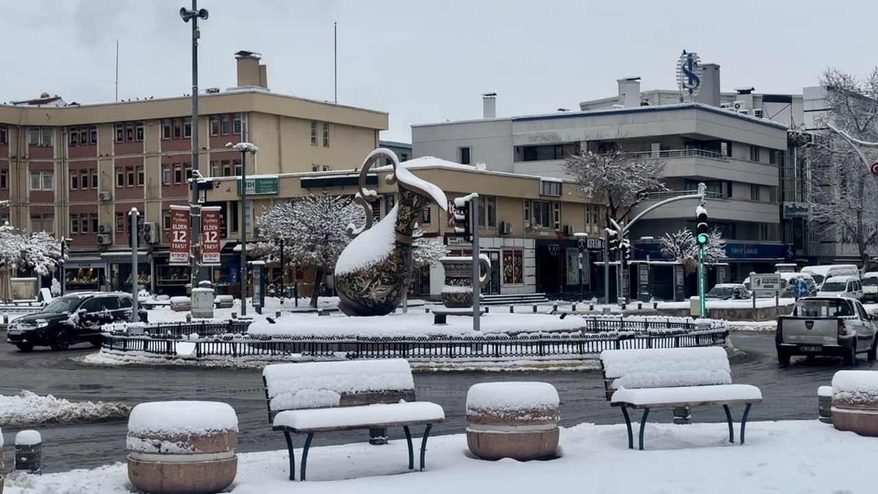 Erzincan'da kar yağışı etkili: Geçitlerde kesintisiz karla mücadele