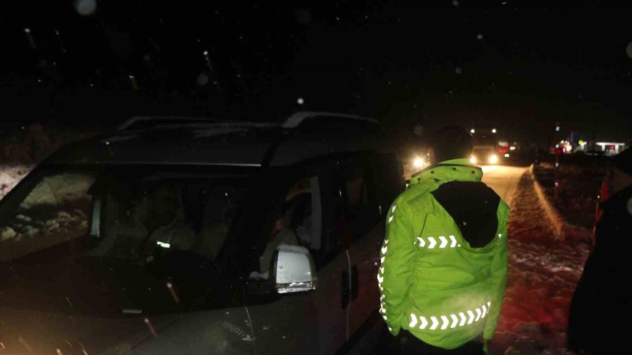 Erzincan'da Sakaltutan, Kızıldağ ve Ahmetli geçitleri tipi nedeniyle ulaşıma kapatıldı