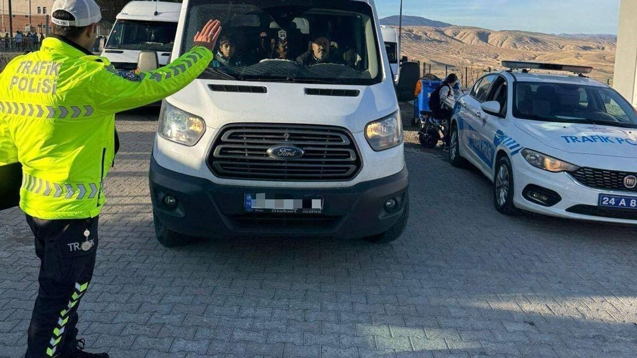 Erzincan'da servis araçları denetimi: İl Emniyet Müdürlüğü koordinesinde uygulama yapıldı
