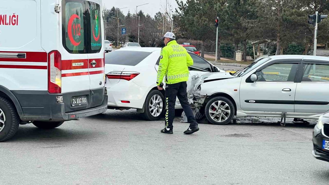 Erzincan'da TEDAŞ Kavşağı'nda kaza: İki otomobil çarpıştı, 2 yaralı