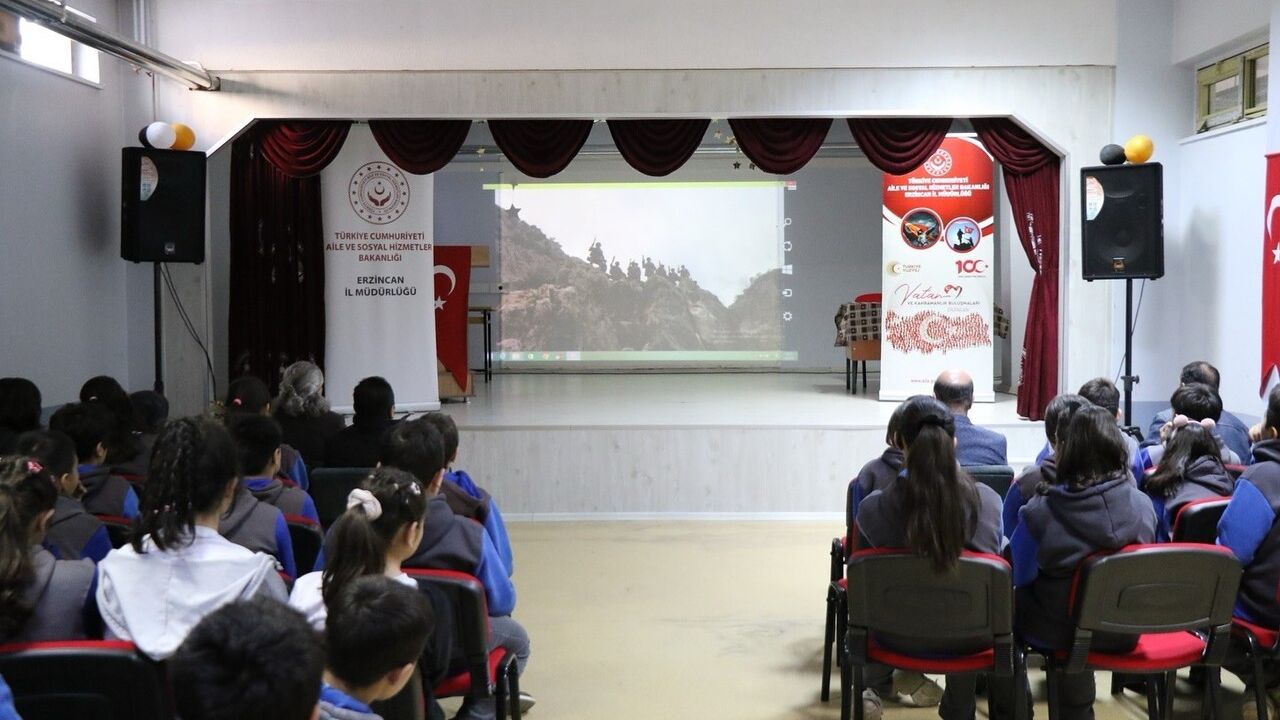 Erzincan'da Vatan ve Kahramanlık Buluşmaları: Şehit yakınları öğrencilerle buluştu