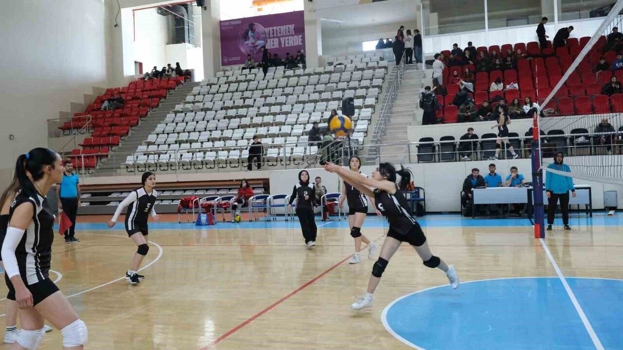 Erzincan'da Voleybol Okul Sporları Gençler İl Birinciliği Finali Sürüyor