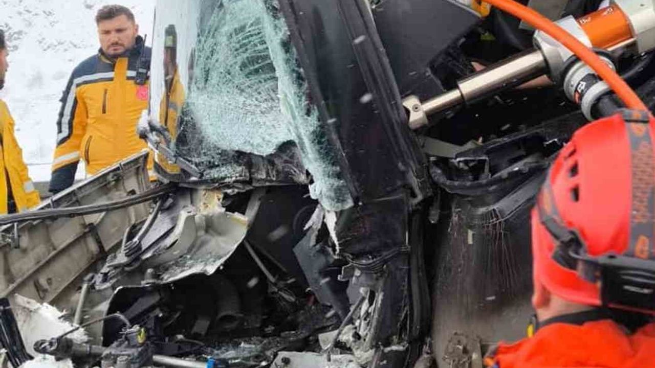 Erzincan'da yolcu otobüsü tıra arkadan çarptı — 3 yaralı