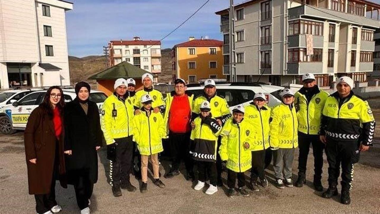 Erzincan Emniyeti, Engelliler Günü'nde Refahiye YİBO'da Öğrencilerle Trafik Etkinliği