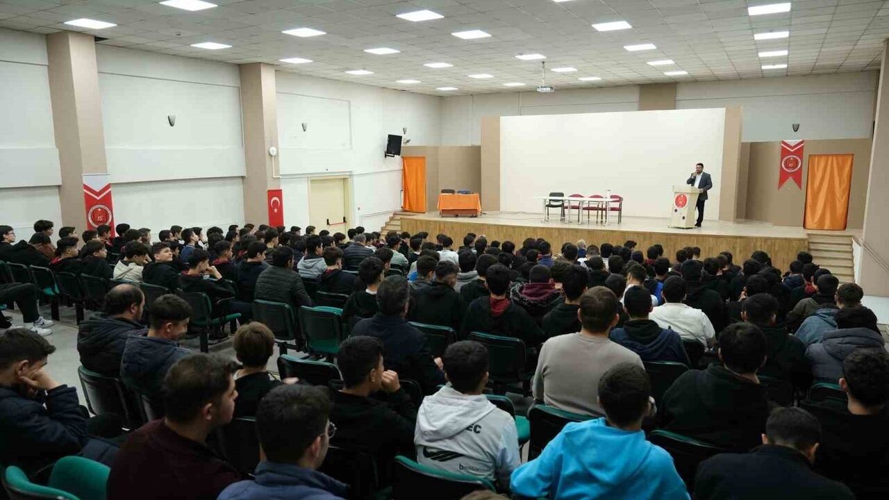 Erzincan İl Müftüsü İsmail Fakirullahoğlu 15 Temmuz Şehitleri Anadolu İHL'de Konferans Verdi