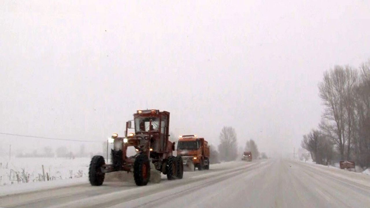 Erzincan'ın yüksek kesimlerinde kar yağışı ve karla mücadele çalışmaları