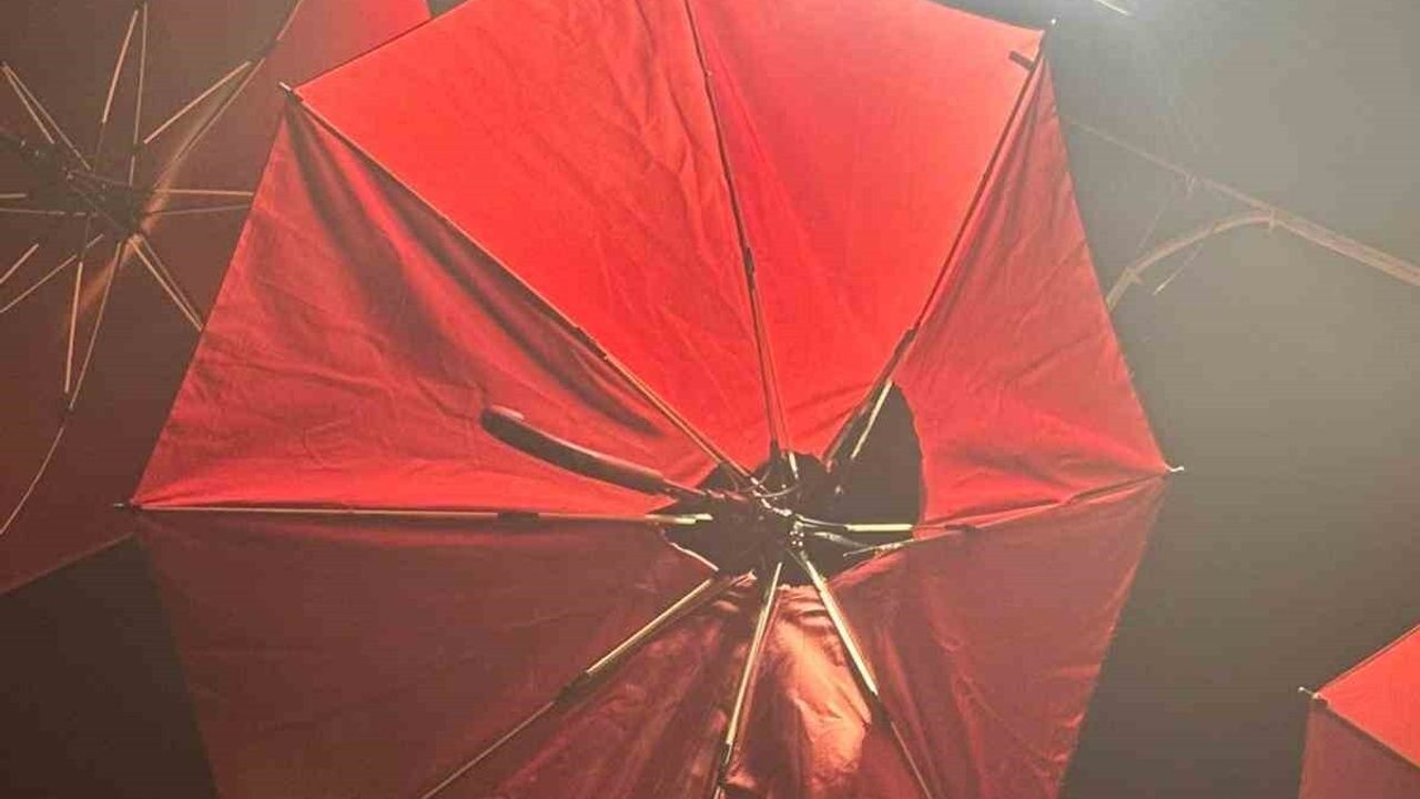 Erzincan İnönü Mahallesi'nde Şemsiyeli Sokak'ta çıkan yangın vatandaşların müdahalesiyle söndürüldü