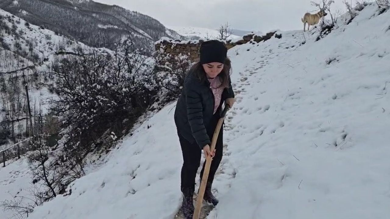 Erzincan Refahiye'de lapa lapa kar köyleri beyaza bürüdü