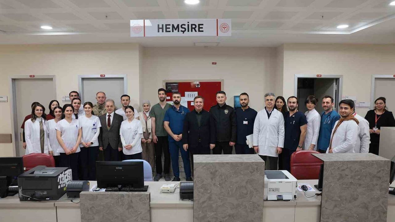 Erzincan Valisi Hamza Aydoğdu Mengücek Gazi Hastanesi'nde Hastaları Ziyaret Etti