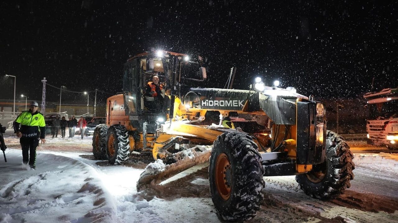 Erzincan Valisi Hamza Aydoğdu Sakaltutan Mevkiinde Karla Mücadeleyi Yerinde İnceledi