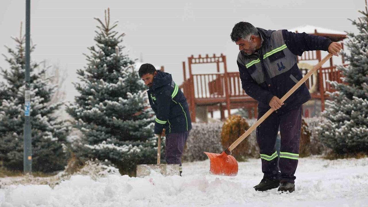 Erzurum Büyükşehir Belediyesi Kent Merkezinde Karla Mücadele Çalışmalarını Sürdürüyor