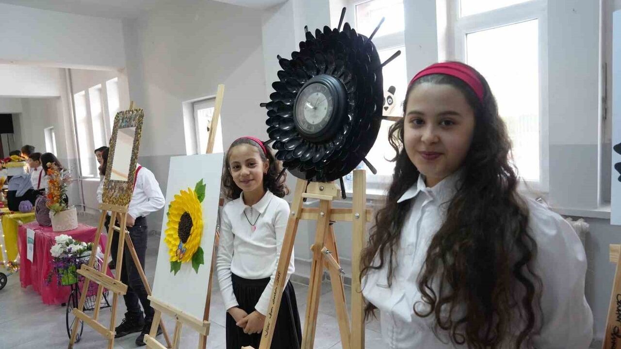 Erzurum'da 4. sınıf öğrencileri 'Ne olur geri dön' sergisiyle geri dönüşüm bilinci oluşturdu