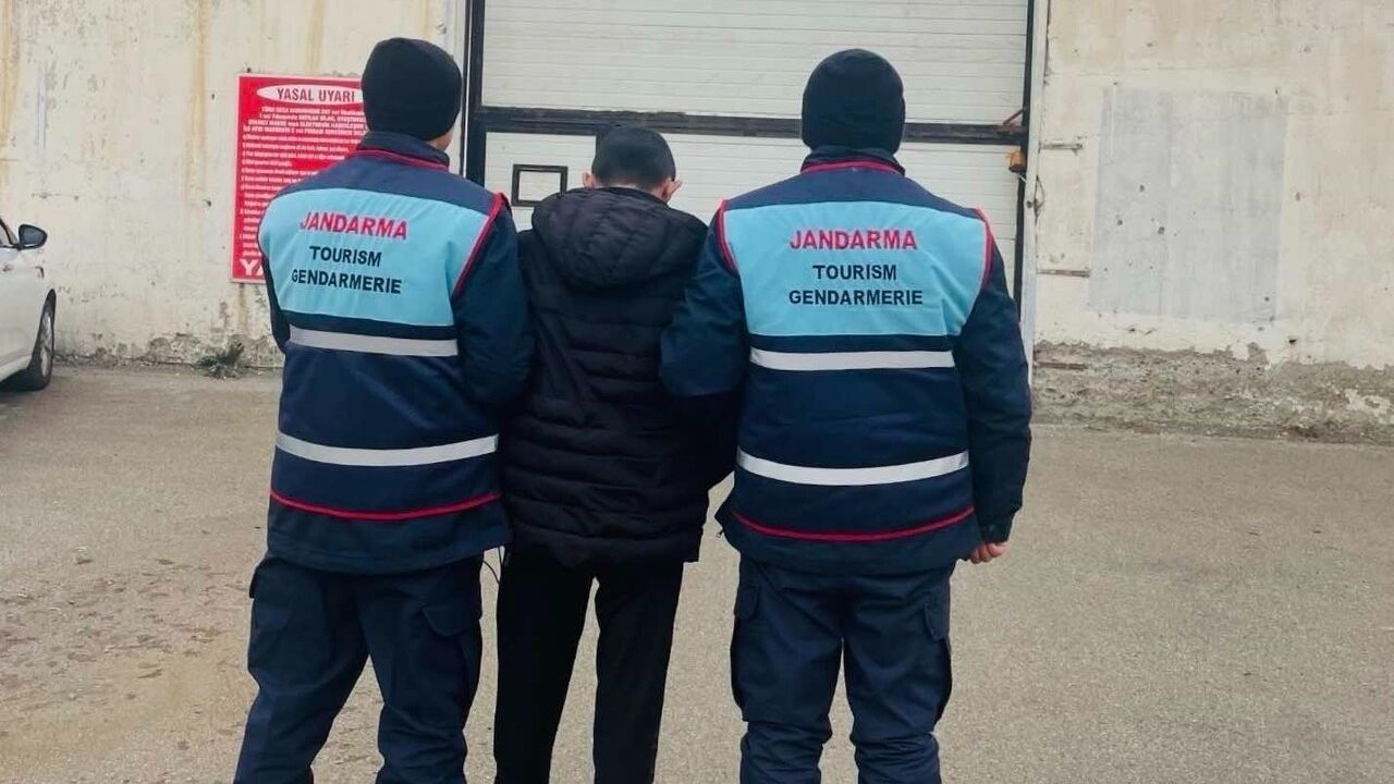 Erzurum'da Hakkında 17 Yıl 8 Ay Kesinleşmiş Hapis Cezası Bulunan Şahıs Jandarma Tarafından Yakalandı