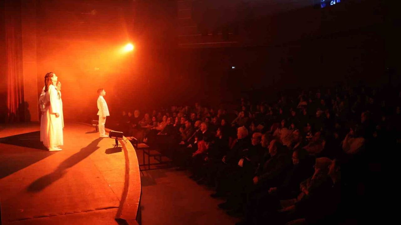 Erzurum'da 'Harman Yeri 1915' sahnelendi: Koruma altındaki çocukların tiyatro yolculuğu sürüyor