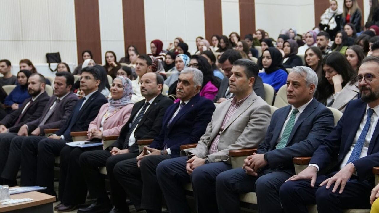 Erzurum'da Impact Hub Projesi Kapsamında 'Uluslararası İnsani Yardım Ağları' Konferansı Genç Katılımla Gerçekleşti